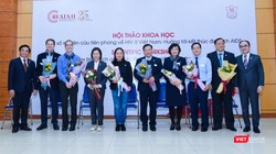 Các nhà khoa học, nhà quản lý tham dự buổi tọa đàm tại hội thảo khoa học về HIV ở Việt Nam