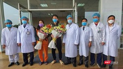 Hai bệnh nhân được xuất viện sáng nay và các y bác sĩ Bệnh viện Bệnh Nhiệt đới Trung ương. Ảnh: Minh Thúy 