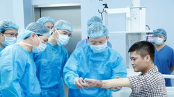 GS. TS. TTND. Mai Hồng Bàng - Giám đốc Bệnh viện Trung ương Quân đội 108 thăm bệnh nhân. Ảnh: BVCC