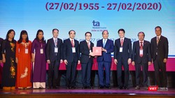 Thủ tướng Nguyễn Xuân Phúc tặng quà cho thầy và trò Trường Đại học Y Hà Nội nhân Ngày Thầy thuốc Việt Nam 27/2