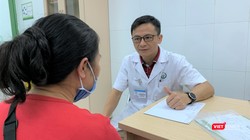 TS. Nguyễn Thế Cường – Trưởng Khoa Thận lọc máu, Bệnh viện Hữu nghị Việt Đức khám và tư vấn miễn phí cho người dân