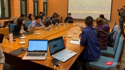 Báo chí theo dõi trực tuyến cuộc họp khẩn thông tin về tình hình dịch trong đêm tại trụ sở UBND TP. Hà Nội. Ảnh: Khôi Việt