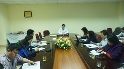 Ông Nguyễn Nhật Cảm - Giám đốc Trung tâm Kiểm soát bệnh tật thành phố Hà Nội chủ trì cuộc họp ngay trong đêm 6/3 sau khi có ca nhiễm đầu tiên ở Hà Nội (ảnh:  Duy Tuân)