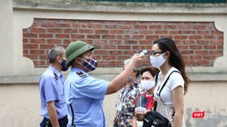 Bảo vệ đo nhiệt độ tất cả những người đến BV Việt Đức (ảnh: Nguyễn Hương)