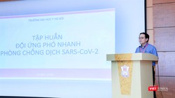 GS.TS. Tạ Thành Văn – Hiệu trưởng Trường Đại học Y Hà Nội – cảm động và tự hào khi hơn 1.000 sinh viên của Trường tình nguyện tham gia Đội phản ứng nhanh