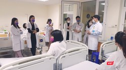 PGS. TS. Trần Danh Cường giảng lâm sàng cho sinh viên qua zoom cá nhân