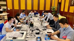 Tổ thông tin đáp ứng dịch của Ban Chỉ đạo Quốc gia phòng, chống dịch COVID-19 làm việc ngày đêm để “truy tìm” những người mắc COVID-19 trên các chuyến bay vào Việt Nam. 