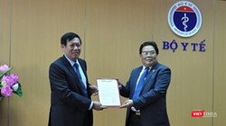 Ông Sơn Minh Thắng trao quyết định chuẩn y Thứ trưởng Bộ Y tế Đỗ Xuân Tuyên giữ chức vụ Bí thư Đảng ủy Bộ Y tế.