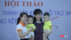: Bác sĩ Thu Hiền (ngoài cùng bên trái) cùng 1 gia đình có con nhờ thụ tinh trong ống nghiệm