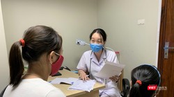 TS. Nguyễn Ngọc Khánh khám, tư vấn cho mẹ và bé gái 6 tuổi dậy thì sớm