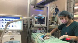 Cháu bé bị bỏ rơi đang được chăm sóc tận tình tại Bệnh viện Xanh Pôn