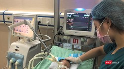 Cháu bé đang được điều trị và chăm sóc chu đáo tại Bệnh viện Xanh Pôn 