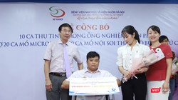 Lãnh đạo Bệnh viện Nam học và Hiếm muộn Hà Nội trao quà TTTON miễn phí cho vợ chồng anh chị Trần Thị Nga và anh Vũ Văn Khải 