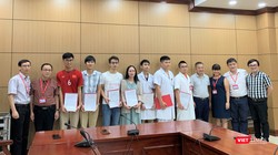 Lãnh đạo Trường Đại học Y Hà Nội và Bệnh viện Đại học Y Hà Nội cùng Tổ công tác trước lúc lên đường vào vùng dịch