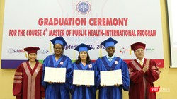 Phó Hiệu trưởng Trường ĐHYHN Phạm Xuân Thắng và GS.TS. Lê Thị Hương – Viện trưởng Viên ĐT YHDP & YTCC –  trao bằng cho các tân thạc sĩ quốc tế