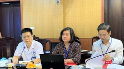 PGS.TS. Lê Hữu Doanh (ngoài cùng bên trái) - Phó Giám đốc Bệnh viện Da liễu Trung ương - trao đổi thẳng thắn với báo chí tại buổi làm việc