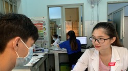 Bác sĩ tư vấn cho bệnh nhân HIV ở Trung tâm y tế Thuận An