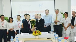 GS. TS. Tạ Thành Văn – Hiệu trưởng Trường Đại học Y Hà Nội và PGS. TS. Võ Văn Bản – Phó Tổng Giám đốc Bệnh viện Việt Pháp Hà Nội ký kết thỏa thuận hợp tác toàn diện