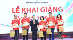 GS.TS. Tạ Thành Văn - Hiệu trưởng Trường Đại học Y Hà Nội tặng giấy khen và phần thưởng cho các sinh viên đạt thành tích xuất sắc