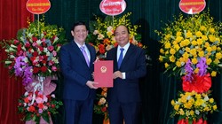 Thủ tướng Nguyễn Xuân Phúc trao quyết định bổ nhiệm chức vụ Bộ trưởng Bộ Y tế cho GS.TS. Nguyễn Thanh Long (ảnh: Trần Minh)