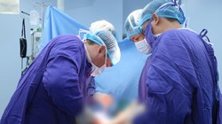 Các bác sĩ Bệnh viện TWQĐ 108 phẫu thuật cho bệnh nhân viêm cột sống dính khớp biến dạng rất nặng nề