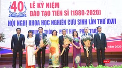 GS.TS. Tạ Thành Văn – Bí thư Đảng ủy, Chủ tịch Hội đồng Trường Đại học Y Hà Nội - chúc mừng tập thể Phòng Quản lý đào tạo Sau đại học được nhận Bằng khen của Bộ GD&ĐT. 