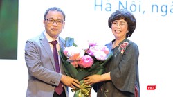 Bà Thái Hương: Tôi tìm mua bằng được bó hoa mẫu đơn này để tặng GS.TS. Tạ Thành Văn, với lời chúc và mong muốn “thầy thuốc như mẹ hiền”