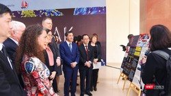 Đại sứ Hoa Kỳ tại Việt Nam, ông Kritenbrink, Thứ trưởng Bộ Y tế Trần Văn Thuấn và GS. TS. Tạ Thành Văn – Chủ tịch Hội đồng Trường Đại học Y Hà Nội và các đại biểu nghe giới thiệu về các bức họa trong triển lãm