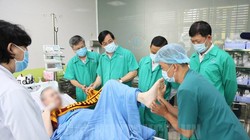 Các thầy thuốc đang tập vận động kết hợp với điều trị cho bệnh nhân 91 để sớm hồi phục sức khỏe (ảnh: Bộ Y tế)