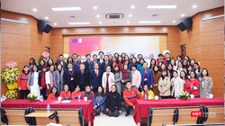 Thầy và trò Chương trình tiên tiến đào tạo điều dưỡng của Trường Đại học Y Hà Nội