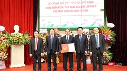 Thứ trưởng Bộ Nội Vụ Nguyễn Duy Thăng trao danh hiệu BV hạng Đặc biệt lần thứ 2 cho BV Hữu Nghị Việt Đức 