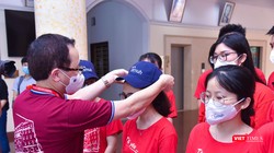 GS.TS. Tạ Thành Văn - Chủ tịch Hội đồng Trường Đại học Y Hà Nội - tặng quà và ân cần dặn dò các cán bộ, sinh viên lên đường "thượng lộ bình an" và hoàn thành tốt nhiệm vụ 