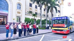 Các thầy cô lãnh đạo Trường Đại học Y Hà Nội tiễn đoàn cán bộ, sinh viên lên đường vào tâm dịch, do GS.TS. Tạ Thành Văn – Chủ tịch Hội đồng Trường Đại học Y Hà Nội - trực tiếp dẫn đầu.