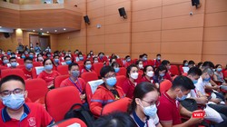 Thầy và trò Trường Đại học Y Hà Nội tình nguyện lên đường vào Bình Dương chống dịch.