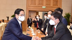 Thủ tướng Chính phủ gặp mặt đại diện lực lượng y tế tuyến đầu chống dịch - Ảnh: VGP/Nhật Bắc