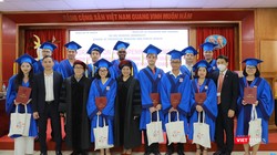 Lãnh đạo Trường Đại học Y Hà Nội và Viện Đào tạo YHDP và YTCC trao Bằng cho các thạc sĩ y tế công cộng quốc tế
