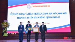Lãnh đạo Trường Đại học Y Hà Nội đón nhận Bằng khen của Thủ tướng Chính phủ vì có thành tích xuất sắc trong phòng, chống dịch COVID-19