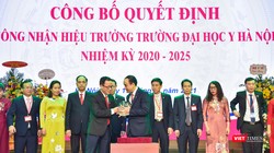 GS.TS. Tạ Thành Văn - Bí thư Đảng uỷ, Chủ tịch Hội đồng Trường Đại học Y Hà Nội - trao biểu trưng của Trường cho GS.TS. Nguyễn Hữu Tú - tân Hiệu trưởng.