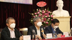 GS.TS. Trần Bình Giang - Giám đốc BV Hữu nghị Việt Đức, Phó trưởng Ban Chỉ đạo hội nghị (người ở giữa)- chủ trì cuộc họp báo