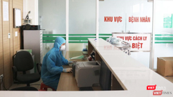 Nhân viên y tế trực cấp cứu tại bệnh viện (Ảnh - Minh Thuý)