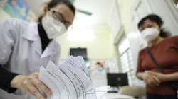 Giấy chứng nhận khỏi bệnh được trạm y tế phường thông báo cho tổ trưởng tổ dân phố đến nhận và phát cho các bệnh nhân F0 khỏi bệnh. (Ảnh: Minh Quyết/TTXVN)