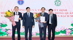 Bộ trưởng Nguyễn Thanh Long trao quyết định chỉ định chức vụ Chủ tịch Hội đồng quản lý Bệnh viện Bạch Mai cho TS. BS Dương Đức Hùng và bổ nhiệm Giám đốc Bệnh viện Bạch Mai cho PGS.TS Đào Xuân Cơ (ảnh: Trần Minh)