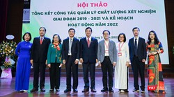 Lãnh đạo Bộ Y tế chúc mừng các thế hệ lãnh đạo Trung tâm Kiểm chuẩn chất lượng xét nghiệm y học Trường Đại học Y Hà Nội về những kết quả trong công tác chăm sóc sức khoẻ nhân dân