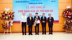 Trao quyết định bổ nhiệm chức danh Giáo sư cho ông Đoàn Quốc Hưng - Phó Hiệu trưởng Trường Đai học Y Hà Nội.
