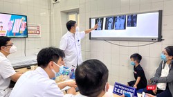 PGS.TS. Đinh Ngọc Sơn - Trưởng Khoa Khoa Phẫu thuật cột sống BV Việt Đức - hội chẩn cùng các bác sĩ về các ca bệnh nặng