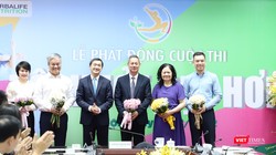 Thứ trưởng Bộ Y tế Trần Văn Thuấn tặng hoa Hội đồng giám khảo cuộc thi