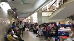 Bệnh nhân đi khám bệnh tại Bệnh viện Bạch Mai (Hà Nội) (ảnh Thanh Hằng)