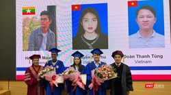 GS.TS. Nguyễn Hữu Tú - Hiệu trưởng Trường Đại học Y Hà Nội và GS.TS. Lê Thị Hương - Viện trưởng Viện Đào tạo Y học dự phòng và Y tế công cộng - chúc mừng 3 học viên xuất sắc của khóa