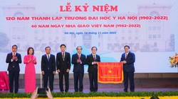 Thủ tướng Chính phủ Phạm Minh Chính trao Cờ Thi đua của Chính phủ cho Trường Đại học Y Hà Nội