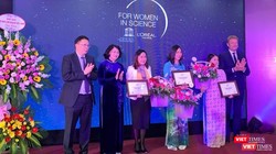 Phó Chủ tịch nước Đặng Thị Ngọc Thịnh và GS. Châu Văn Minh - Chủ tịch Viện Hàn lâm KHv&CN Việt Nam trao Giải thưởng L’Oreál – UNESCO "Vì sự phát triển phụ nữ trong khoa học" cho 3 nhà khoa học nữ xuất sắc năm 2019